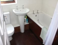 Wraycroft Cottages - modern bathroom with shower Wraycroft Cottages - modern bathroom with shower