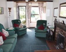 Wraycroft Cottages - Relaxing lounge with patio to garden Wraycroft Cottages - Relaxing lounge with patio to garden